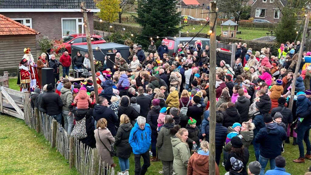 De intocht van Sinterklaas trok veel bekijks.