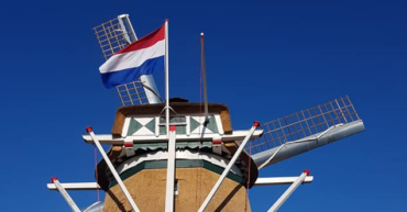 De vlag wappert bij de Meule van Wassens.
