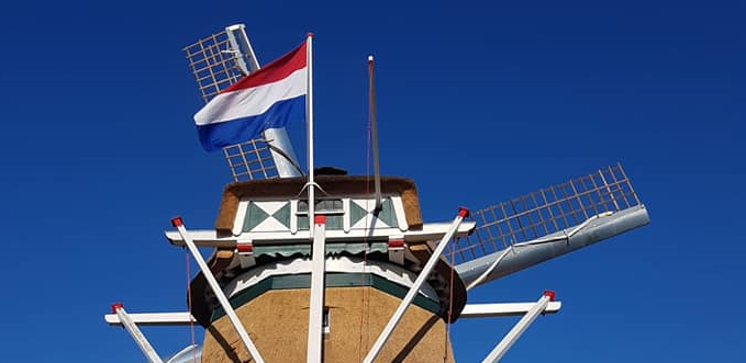De vlag wappert bij de Meule van Wassens.