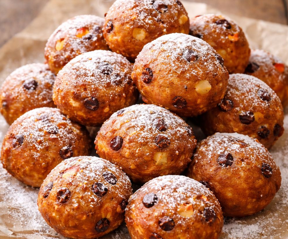 Oliebollen met rozijnen en appel.