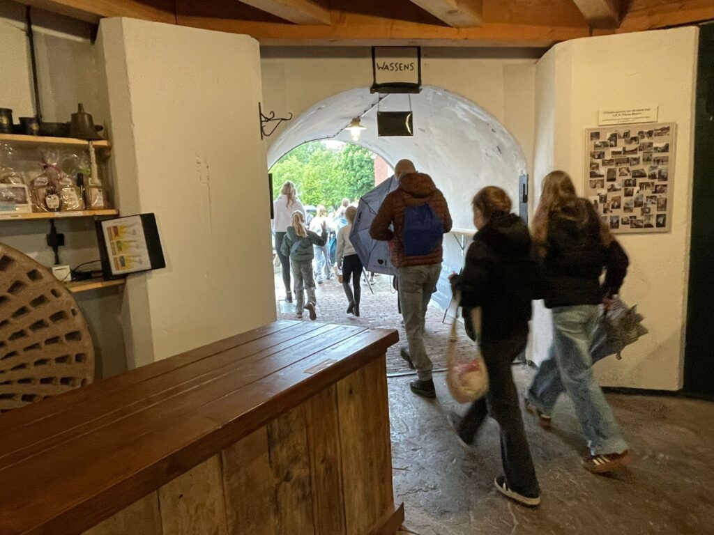 Deelnemers aan de Avondvierdaagse gaan dwars door de molen.