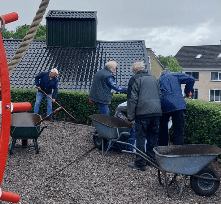 Het klusteam is hard aan het werk om de belt op te knappen.